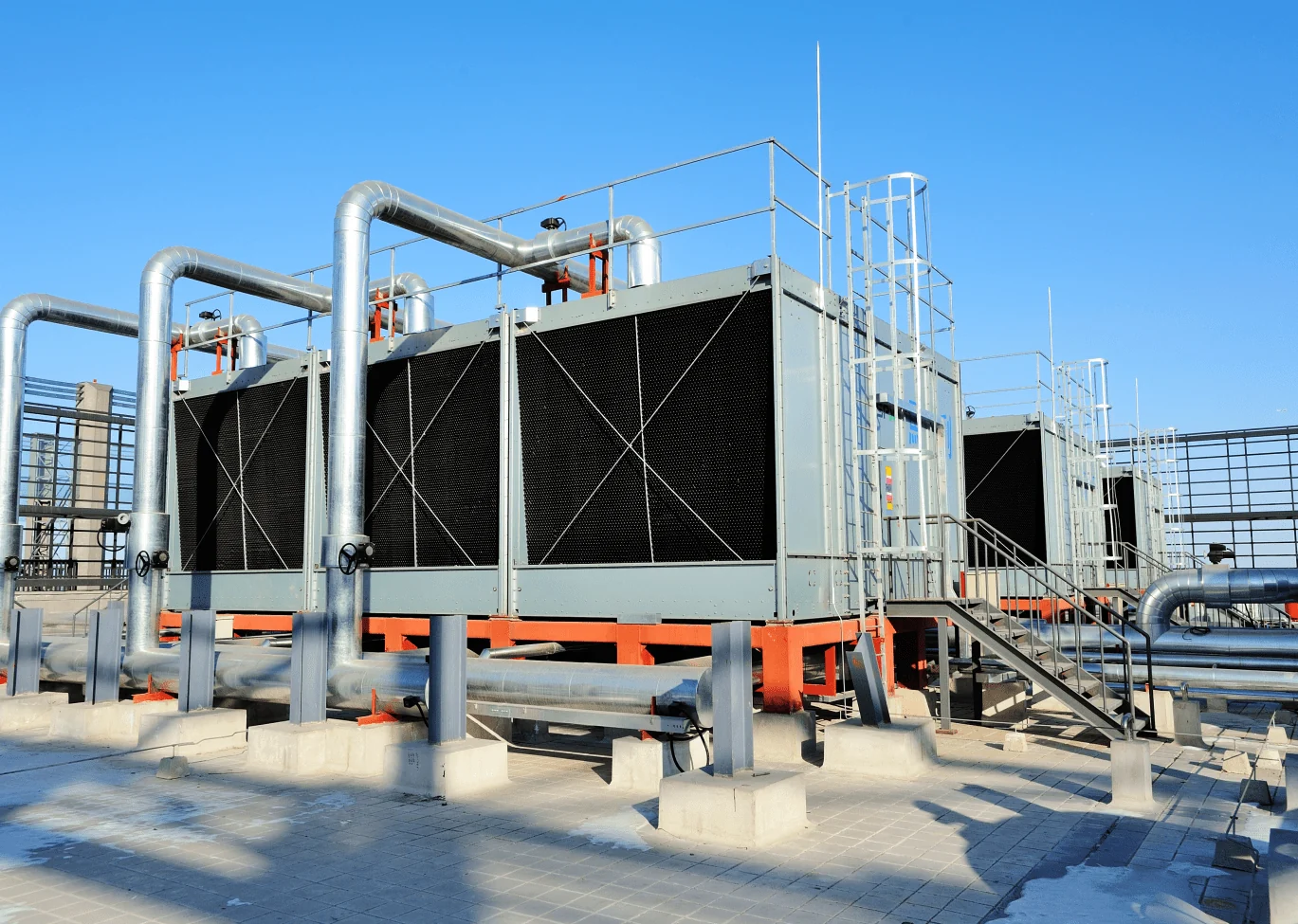 Commercial rooftop cooling equipment and piping